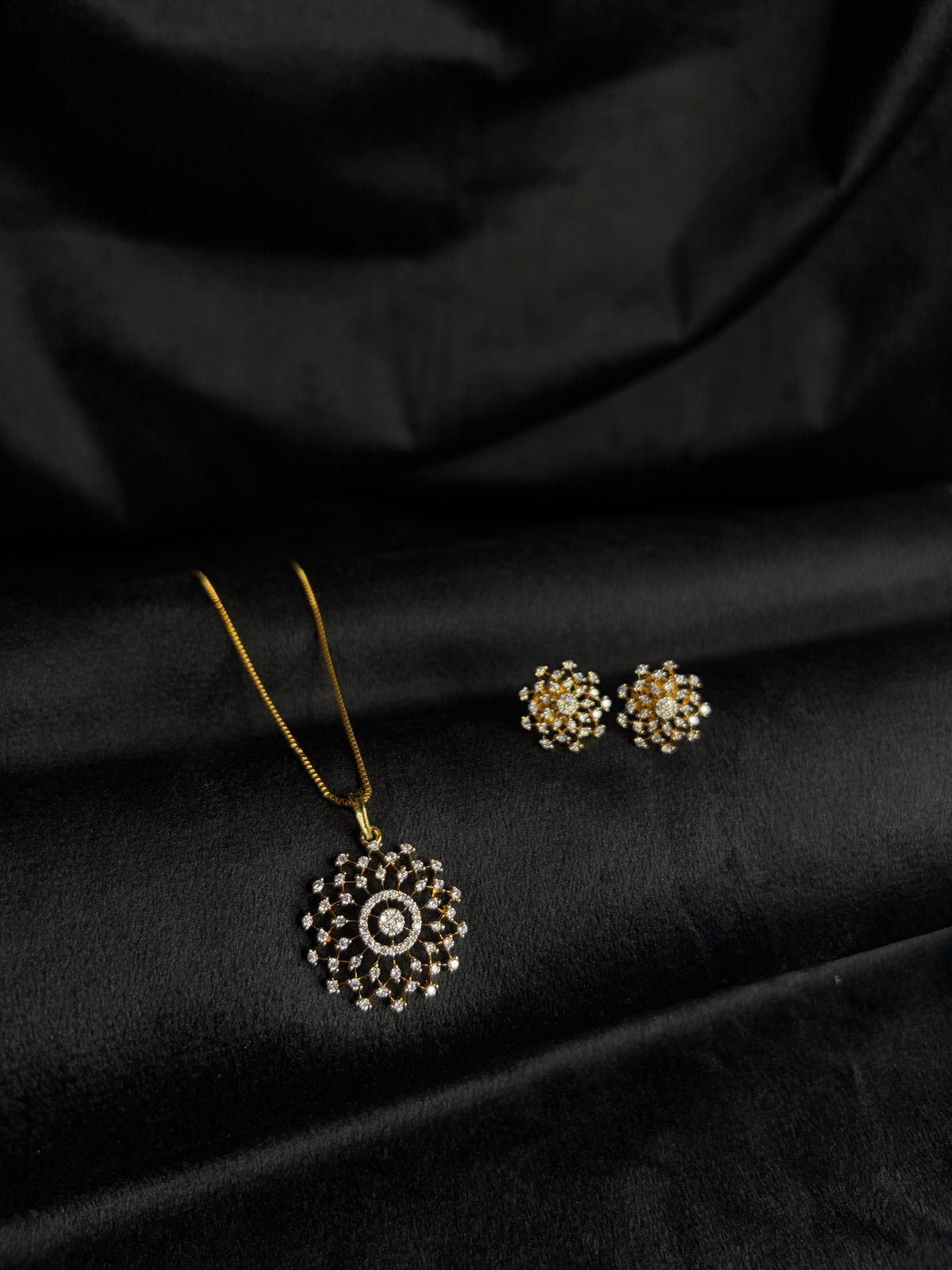 Premium trending diamond finish pendant with stud product code D345