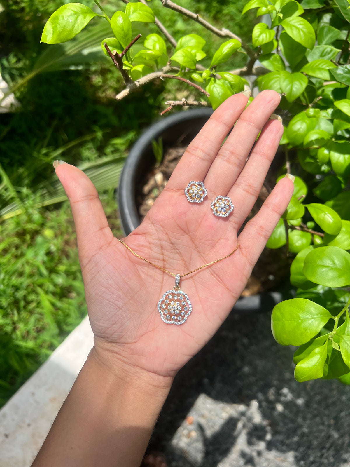 Premium diamond finish pendant set with chain product code D255