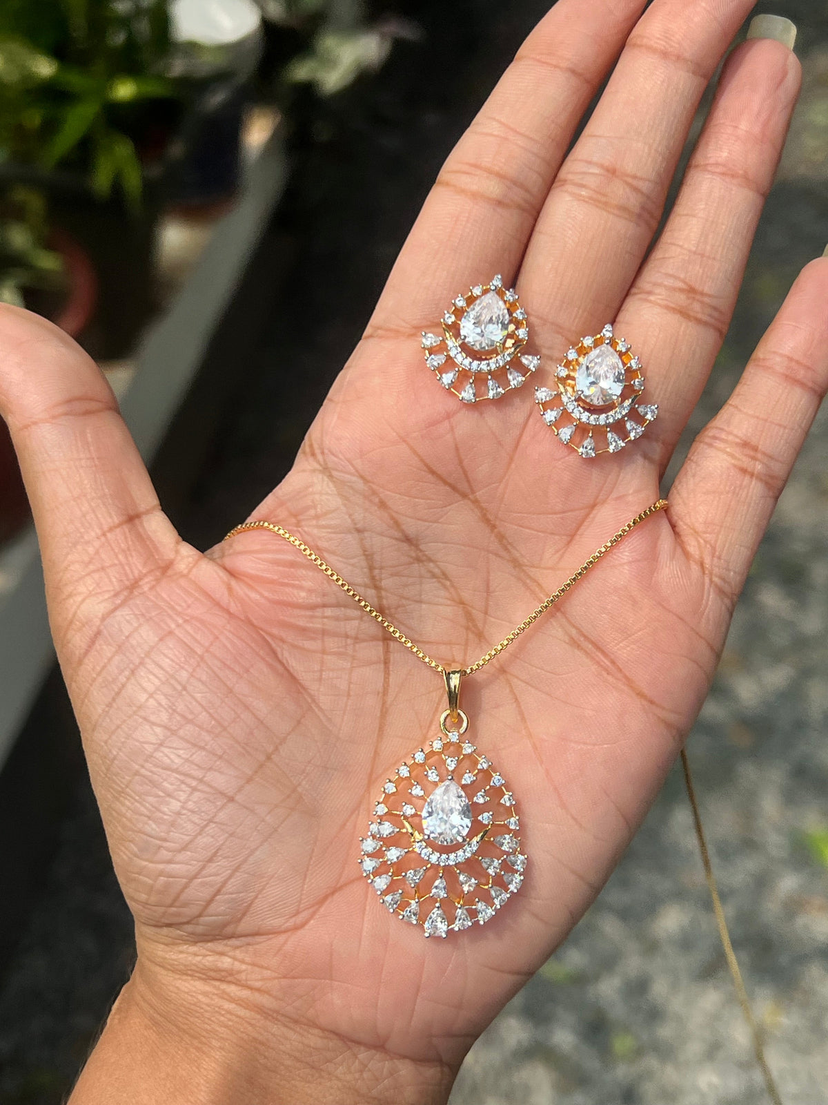 Premium occasion wear diamond finish pendant chain set product code D136
