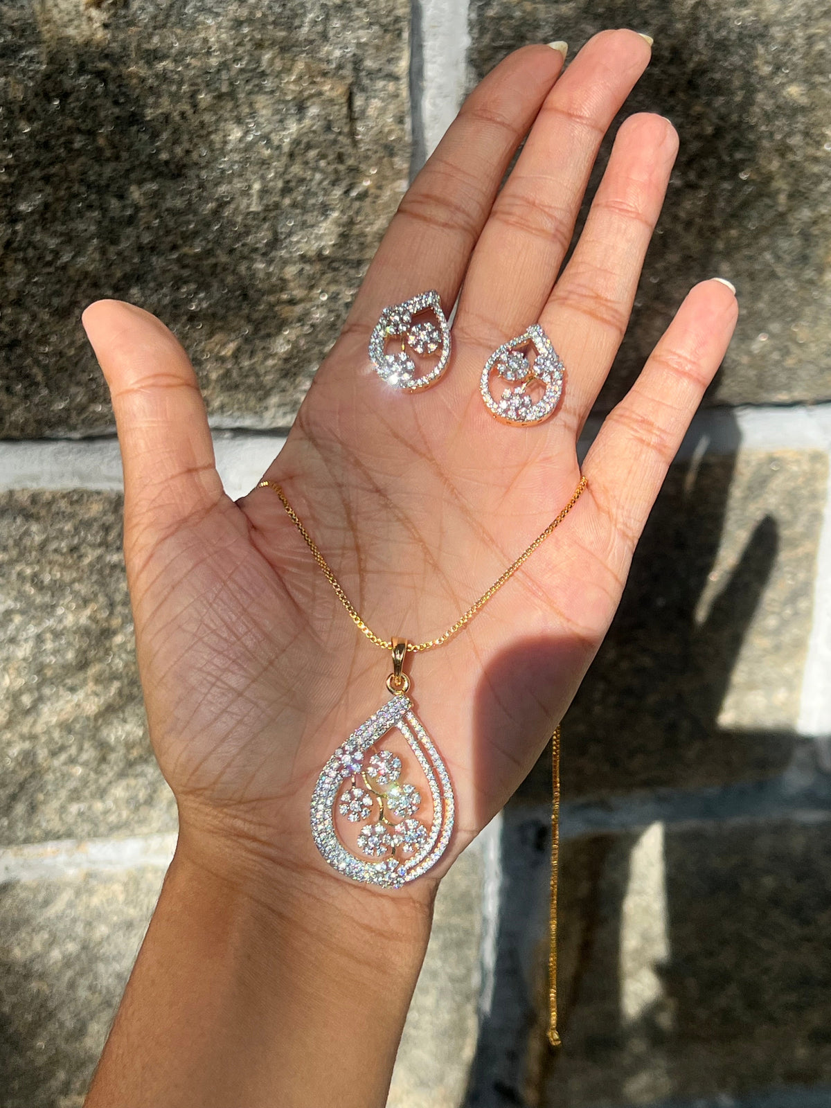 Premium diamond finish pendant set with 8pidi chain product code D324