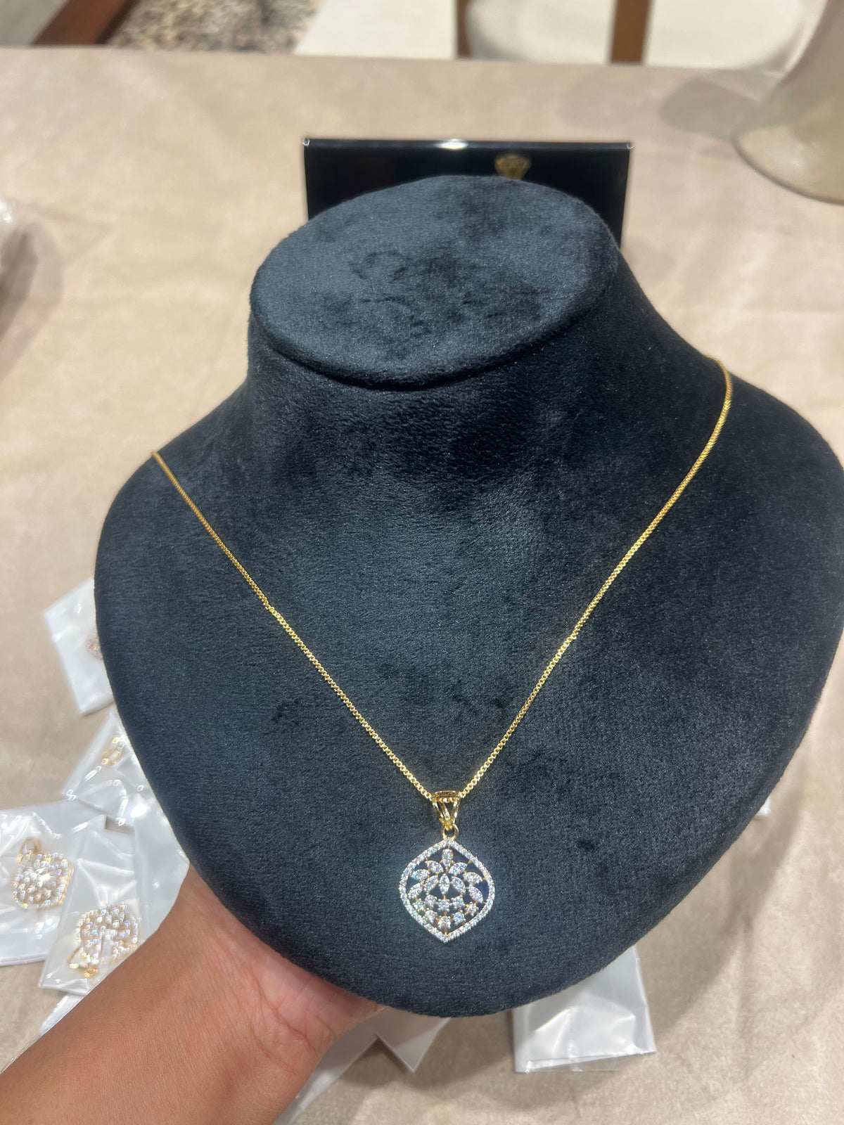 Premium diamond finish pendant with chain product code D339