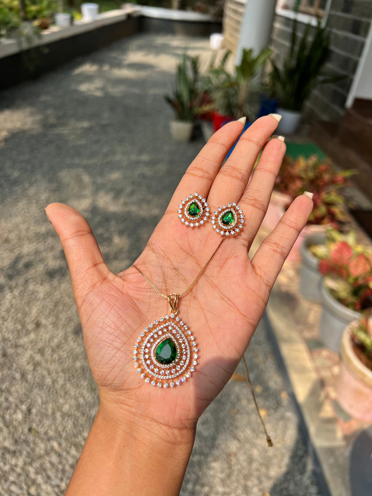Premium diamond finish pendant set with chain product code D67