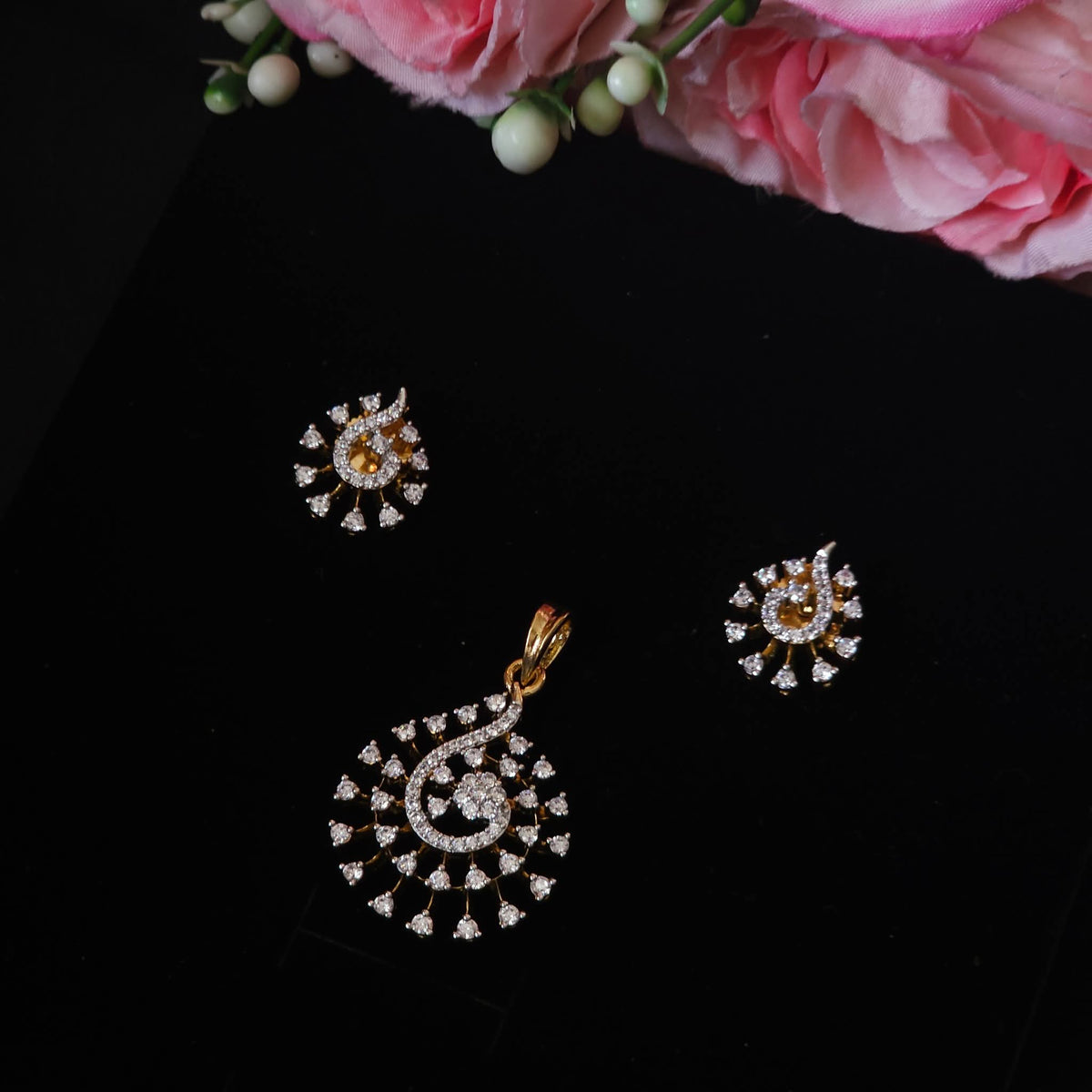 Premium daimond finish  and Rosegold polish pendant (not sweat proof)set  product code D05